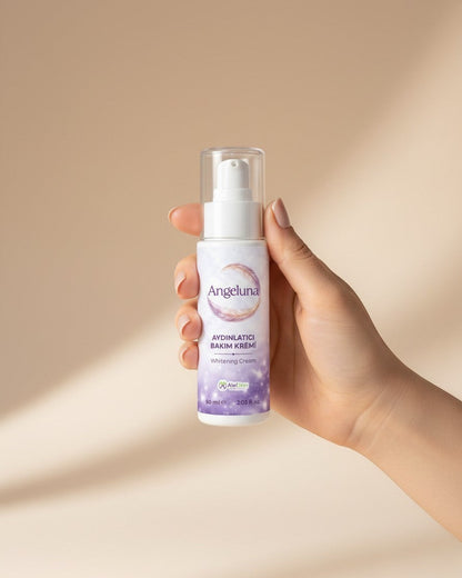 ALELGEN Angeluna beyazlatıcı ve aydınlatıcı bakım kremi, 60 ml pompalı şişede, el ile tutulurken