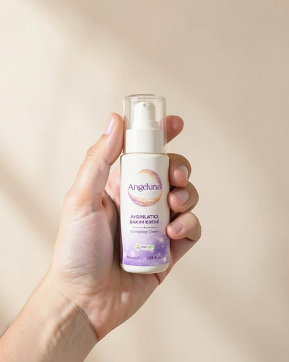 ALELGEN Angeluna beyazlatıcı ve aydınlatıcı bakım kremi, elinde tutulan 60 ml pompalı şişe tasarımıyla
